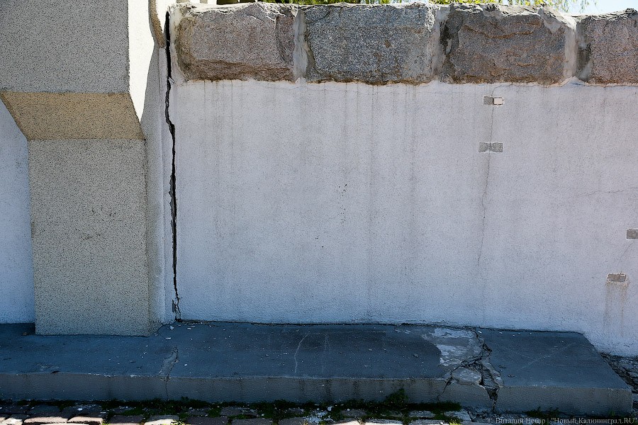 После потопа появились новые трещины на памятнике морякам-балтийцам (фото)