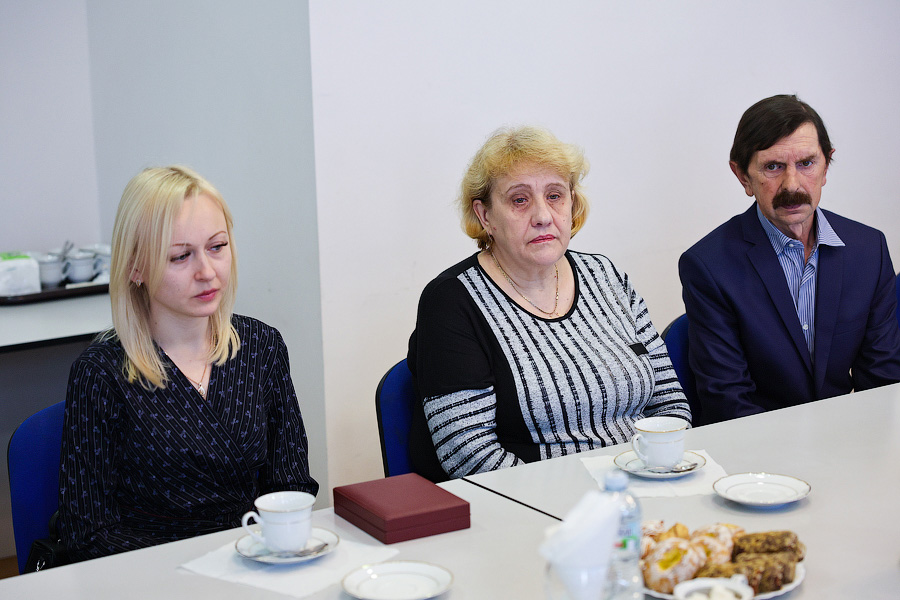 Был учителем, осталось трое детей: вдове контрактника из Гусева вручили золотую звезду (фото)