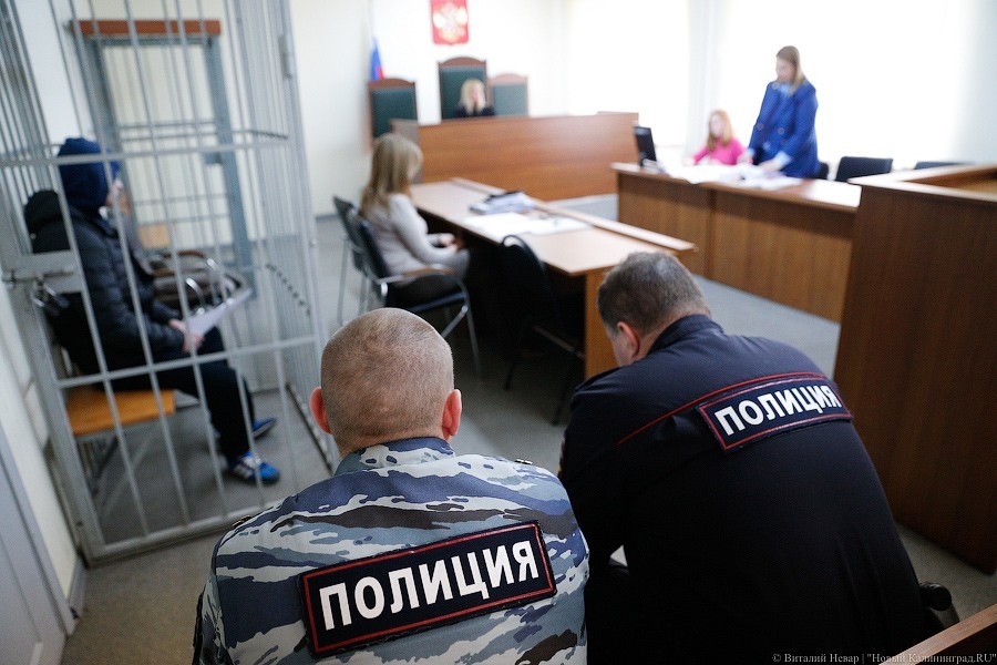 Власти отказались убирать клетки из судов