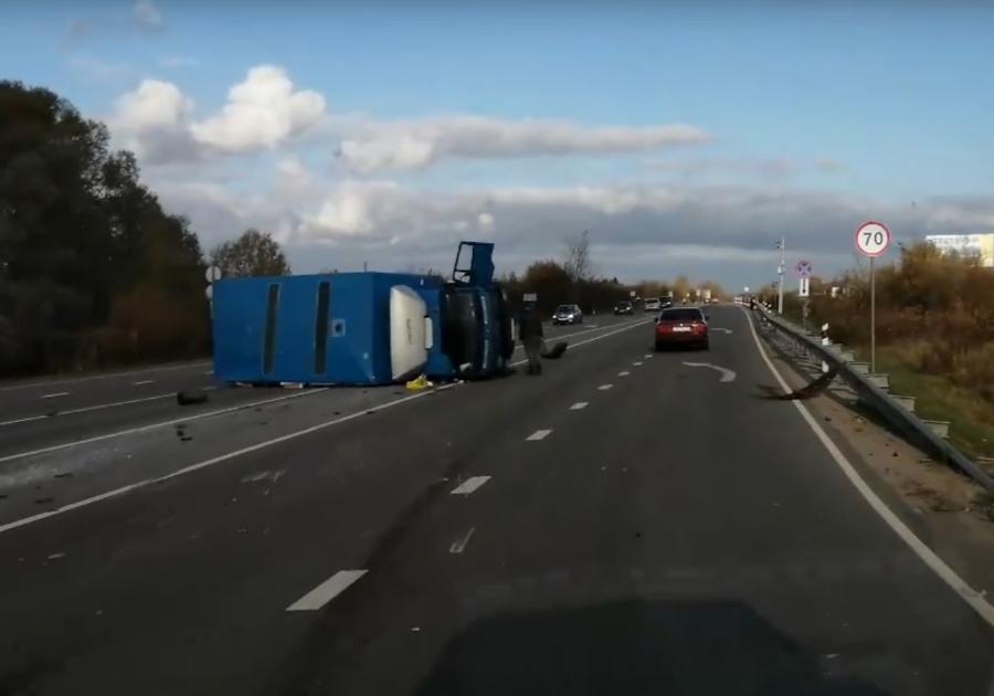На «Берлинке» после столкновения с легковым авто опрокинулся грузовик (видео)