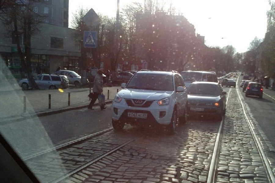 На Киевской столкнулись два автомобиля, собирается пробка (фото)