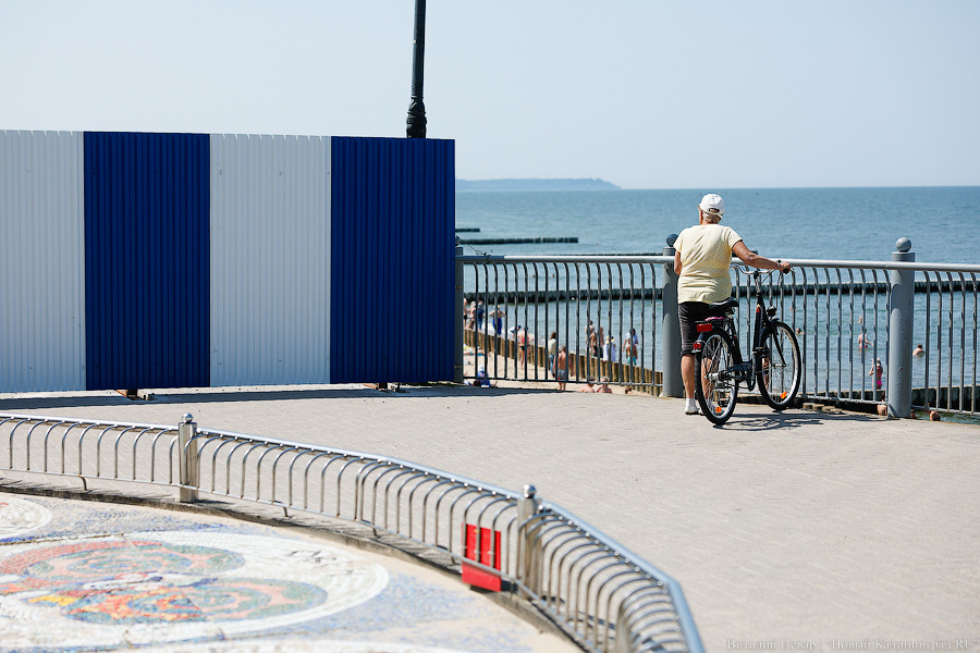 Забор поставили, люди остались: в Светлогорске перекрыли часть променада и пляжа (фото)