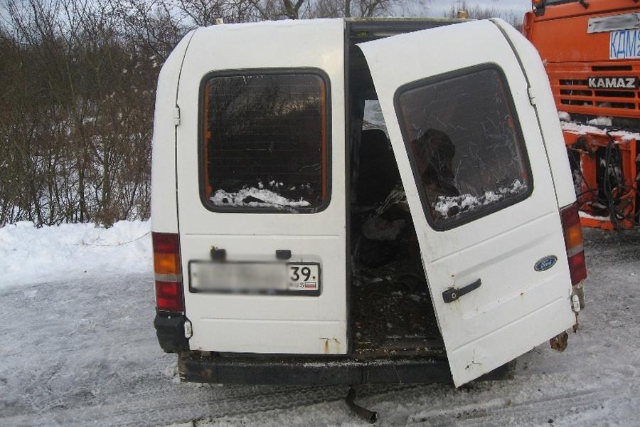 В Славском районе «Форд» врезался в снегоуборочный «КАМАЗ» на встречной (фото)