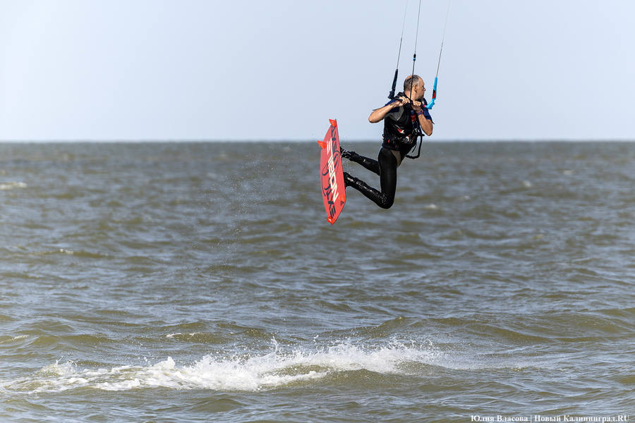 По воде против ветра: на Куршском заливе соревновались под кайтом и с крылом (фото)
