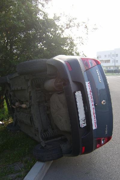 В Калининграде такси под управлением 26-летней девушки перевернулось на дороге (+ фото)