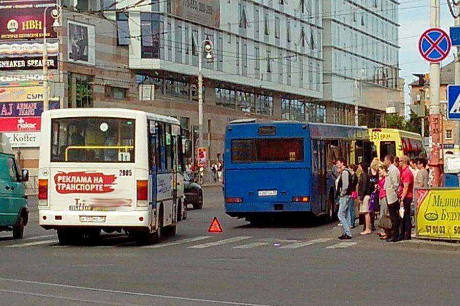 На Черняховского столкнулись рейсовый автобус и маршрутка (фото)
