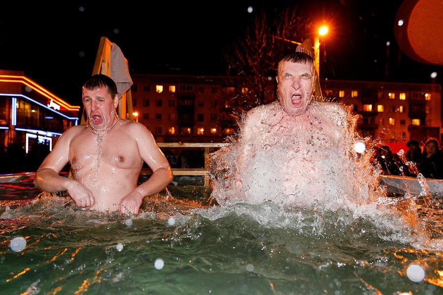 Холодная купель. Крещенские купания новый уренгой 2022. Крещенские купания 2024 калининград. Купель на крещение. Крещенские купания +18.