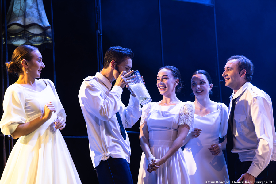 «Профессия — Родину защищать»: в музтеатре Калининграда поставили легендарных «Офицеров» (фото)