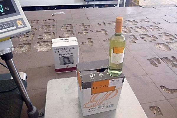Таможня области задержала фуру с вином «Пино Гриджио» и «Кастильо де Гредос» (фото)