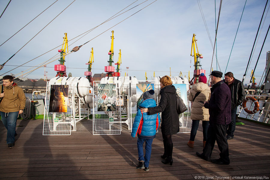 Дадим по струнам: Борислав Струлёв выступил на борту барка «Крузенштерн»