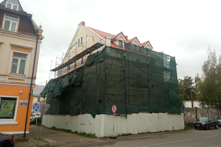 Очевидец: в Правдинске завершают ремонт фасада у «дома Наполеона» (фото)