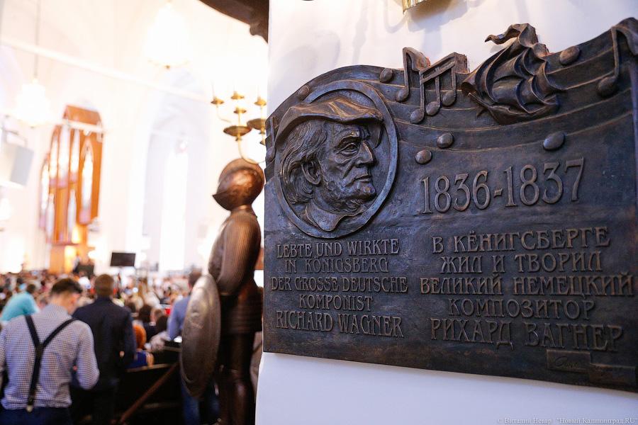 Толпа и селфи-палка: выпускникам БФУ вручили очередную партию дипломов