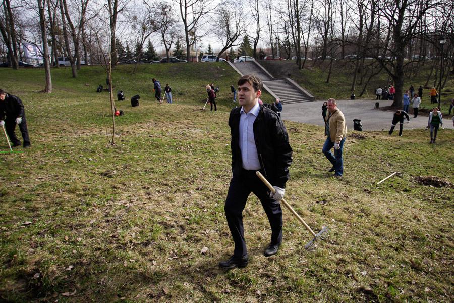«Под хиты 80-х»: фоторепортаж с субботника в парке Победы