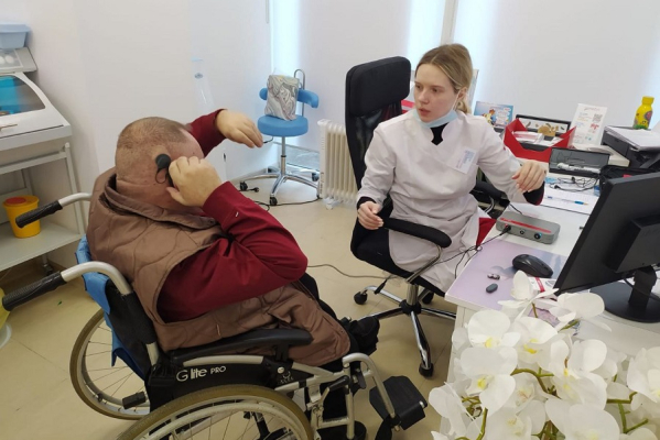 Звуки «на дому»: в Калининграде начали бесплатно менять речевые процессоры