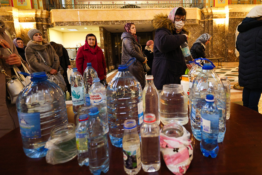 Великая агиасма: освящение воды в соборе Христа Спасителя в Крещенский сочельник (фото)