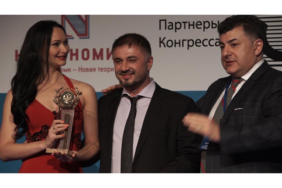 Председатель совета директоров ГК «Терра-Запад» Артур Балаян получает премию в области экономического развития и повышения конкурентоспособности «Российский стандарт»