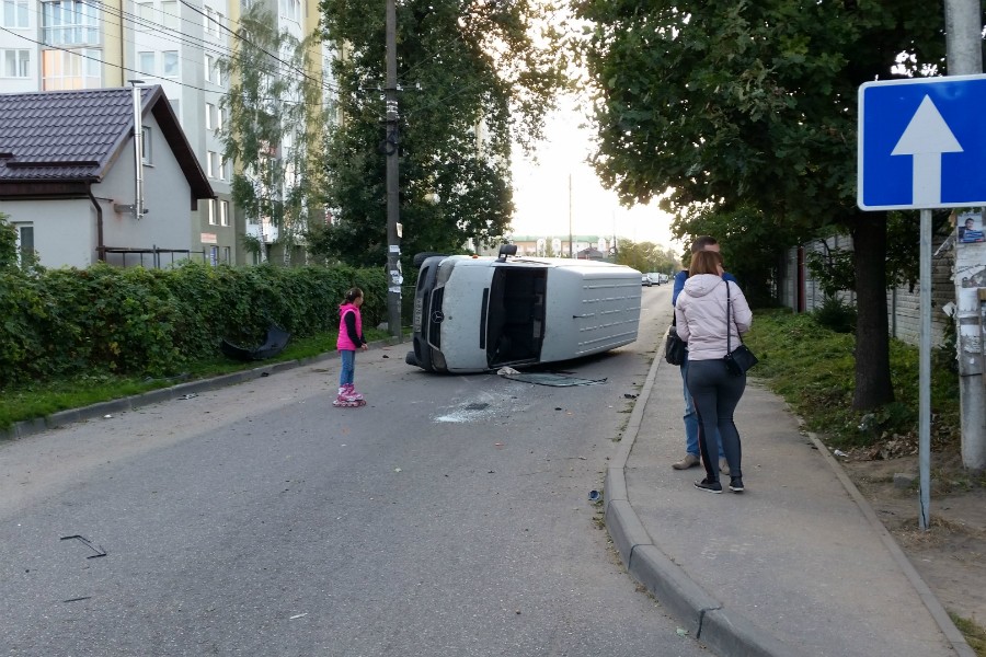 В Калининграде перевернулся микроавтобус, пострадал водитель (фото)