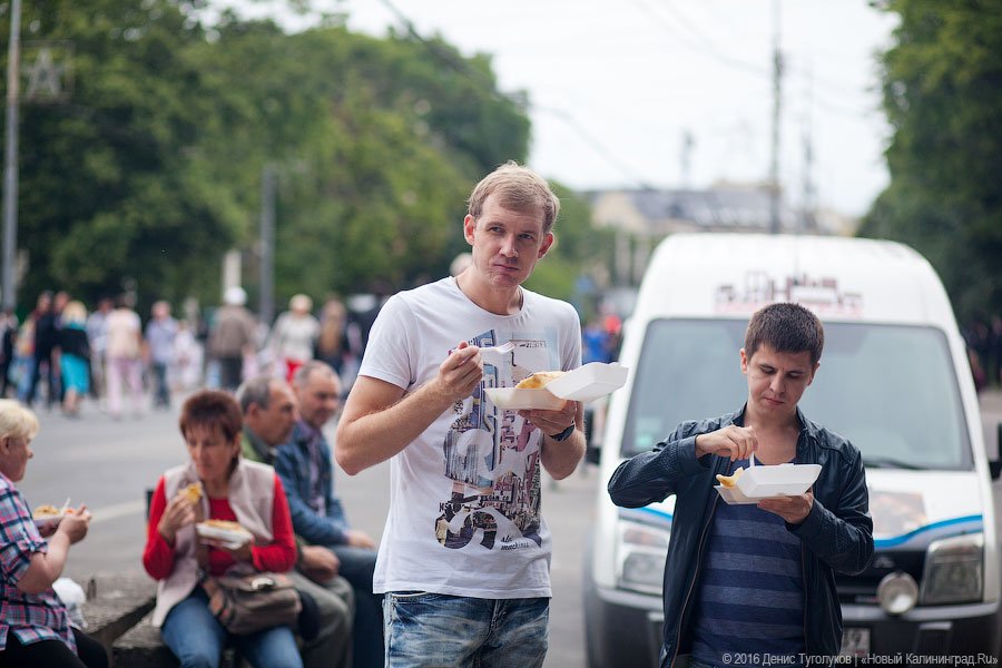 Голодные улицы: чем кормили калининградцев на День города
