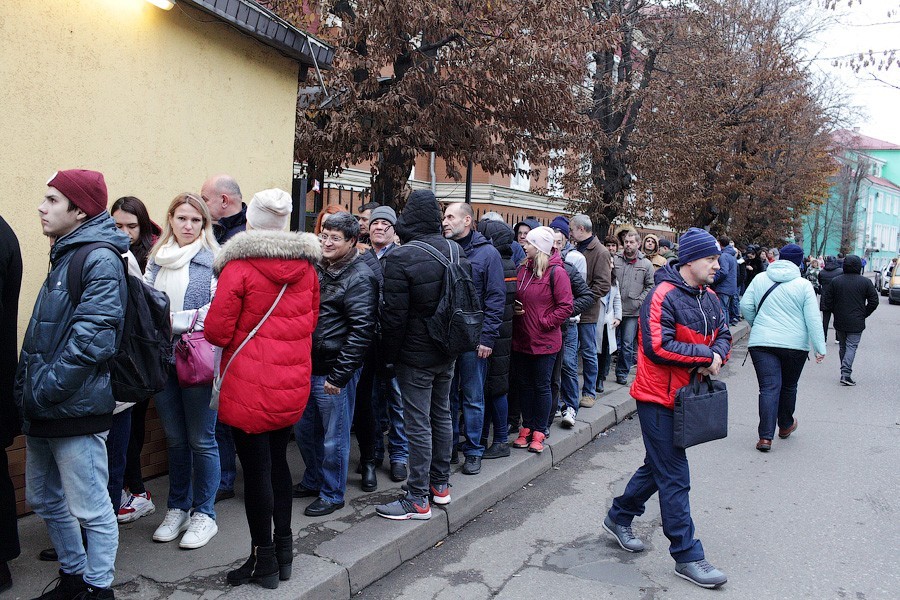 Чемпионат по очередям: что происходит перед наркодиспансером на Барнаульской