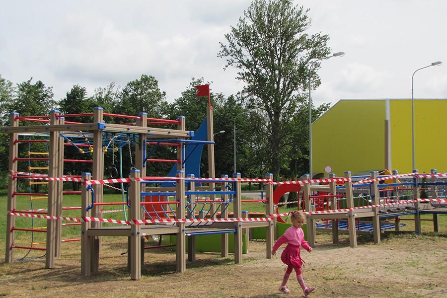 Жители Гусева: около ФОКа власти разобрали новую детскую площадку (фото)