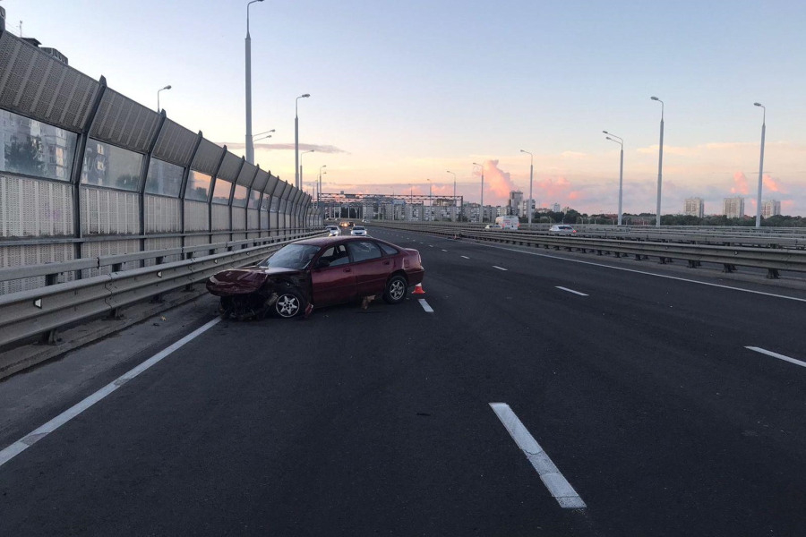 На Второй эстакаде в Калининграде водитель «Мазды» без прав врезался в отбойник (фото)