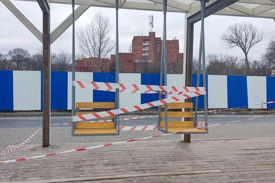 Власти Зеленоградска передумали убирать с променада качели с видом на море