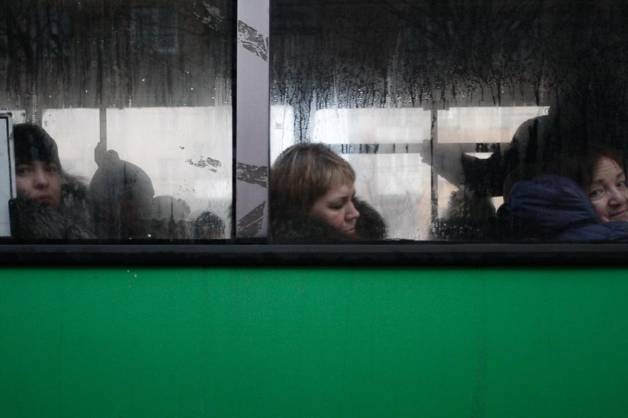 Дорога и пустота: на Ленпроспекте асфальт не выдержал нагрузки (фото)