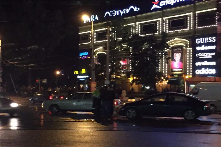 На Ленинском проспекте из-за столкнувшихся легковушек образовалась пробка (фото)