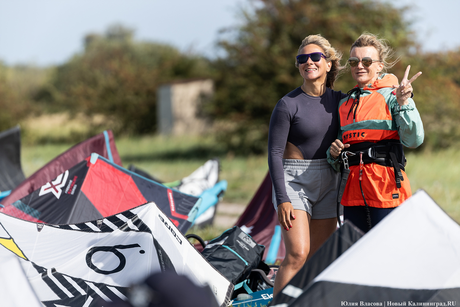 По воде против ветра: на Куршском заливе соревновались под кайтом и с крылом (фото)