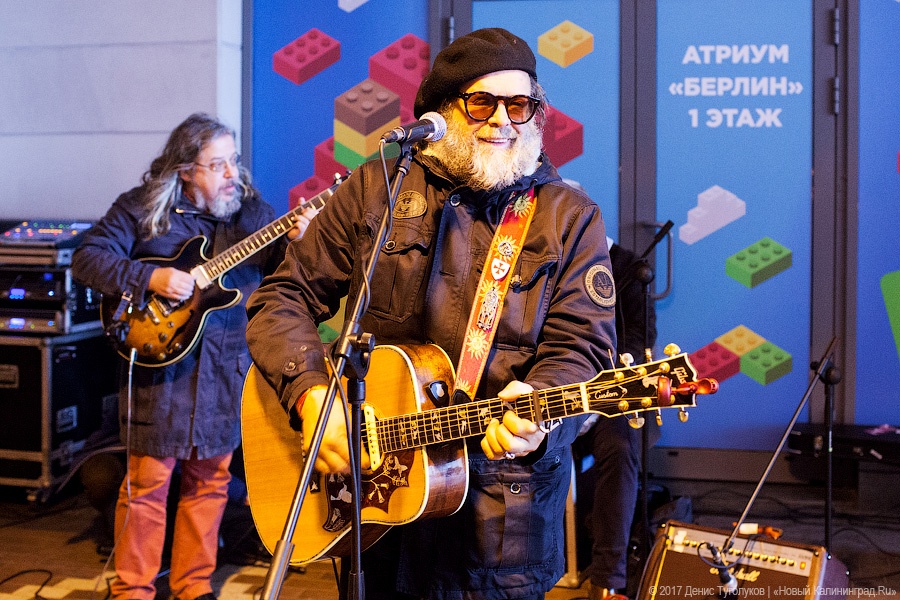 Стучаться в двери травы: Борис Гребенщиков спел для калининградцев на улице