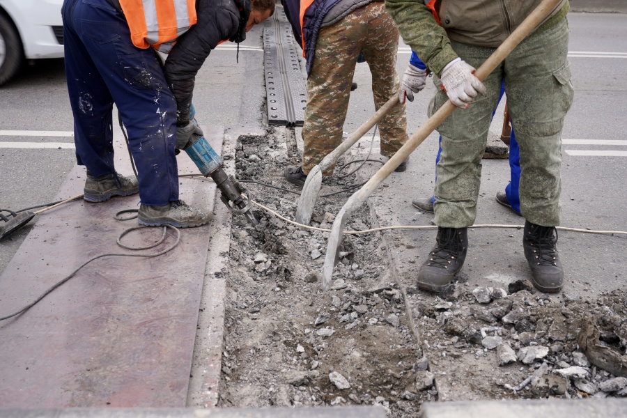 «Надоело „хыдыщкаться“ по стыкам»: на Киевской начался ремонт «оранжевого» моста (фото)