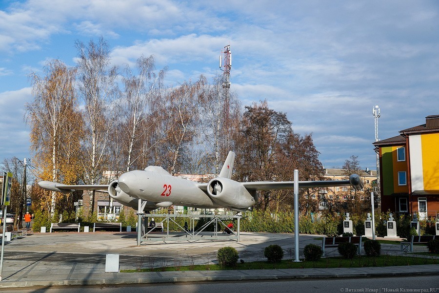 Самолет на ржавом заборе: как в Чкаловске благоустроили Аллею героев авиации