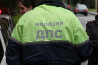 В Калининграде молодой человек снес ногой зеркало машины за грубость водителя 