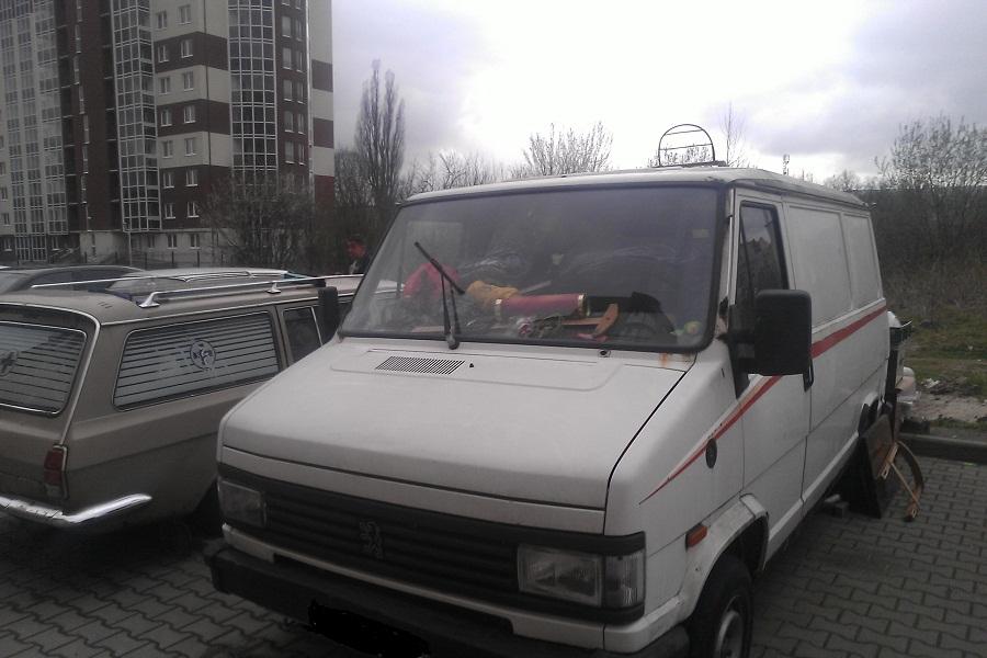 Жители переулка Майский жалуются на бомжей, поселившихся во дворе дома (фото)