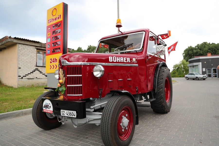 В Калининград прибыли швейцарские болельщики на тракторе (фото)