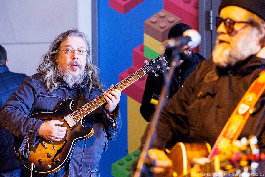 Стучаться в двери травы: Борис Гребенщиков спел для калининградцев на улице