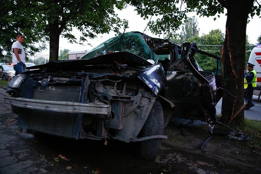 На Московском проспекте в дерево врезался «Рено», пострадал водитель (фото)