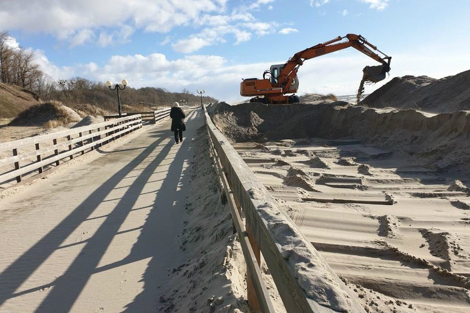 В Янтарном откопали променад, засыпанный песком во время штормов (фото)