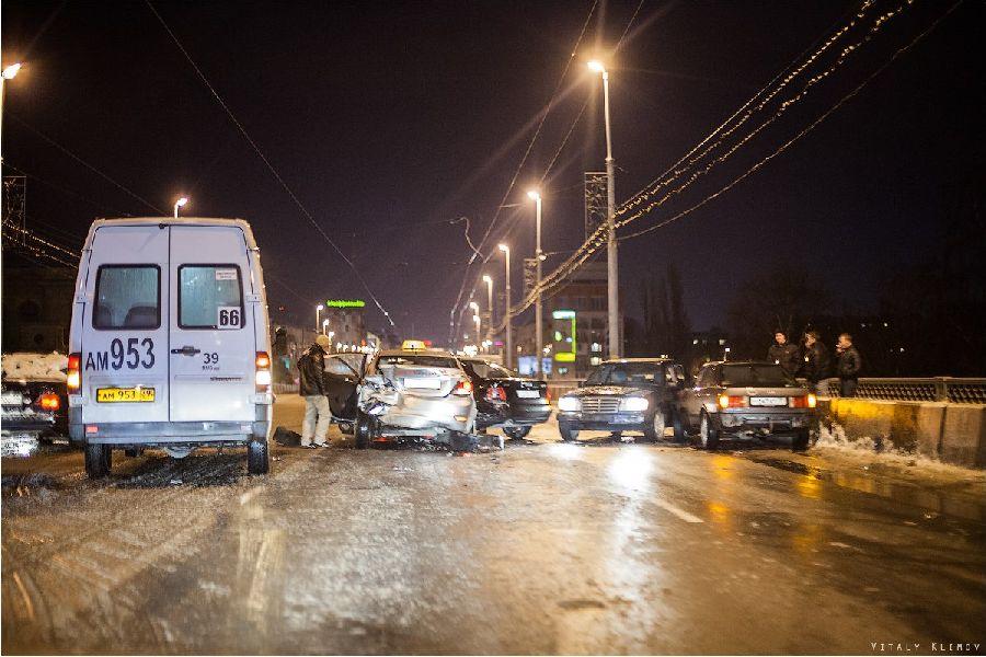 На эстакадном мосту столкнулись несколько машин, включая такси и маршрутку (+фото)