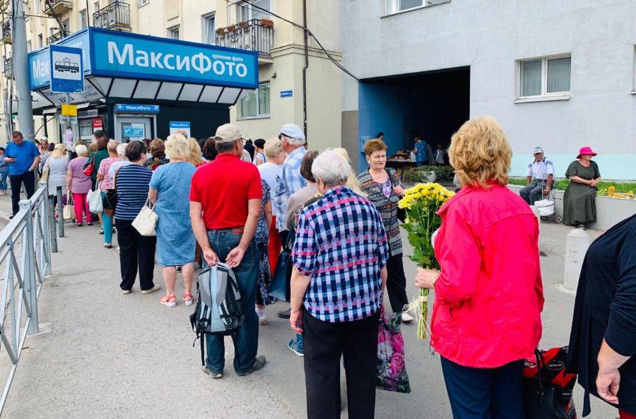 Из Instagram Алиханова удалили жалобу на очереди за проездными