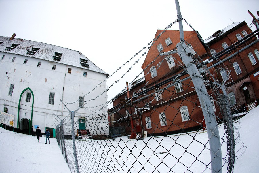 Изгнавшего правозащитников из-за ужина начальника колонии уличили в нарушении закона