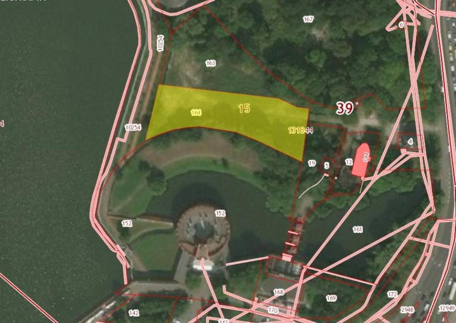 За Музеем янтаря в Калининграде решили сделать парковку