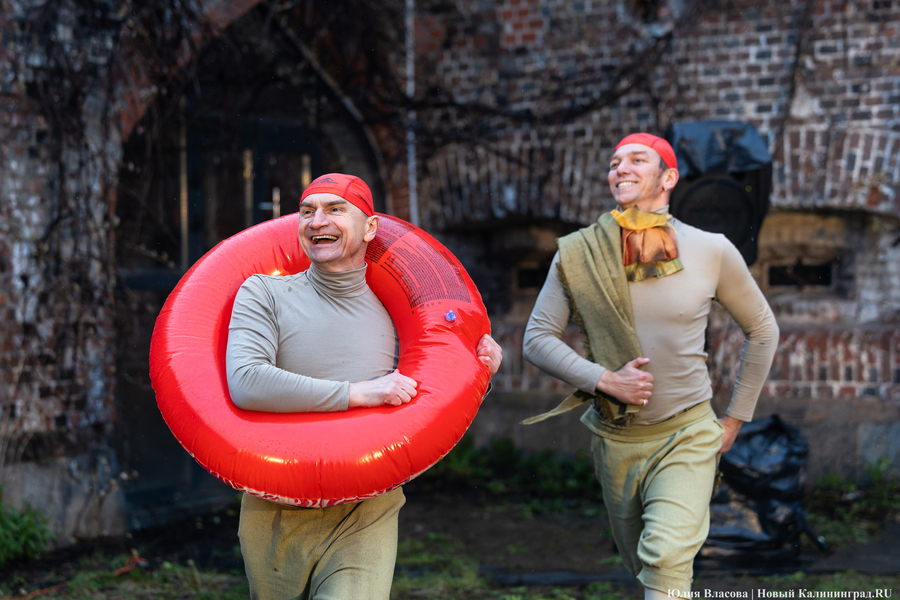 Не кантовать: в башне «Врангель» сыграли спектакль про Канта