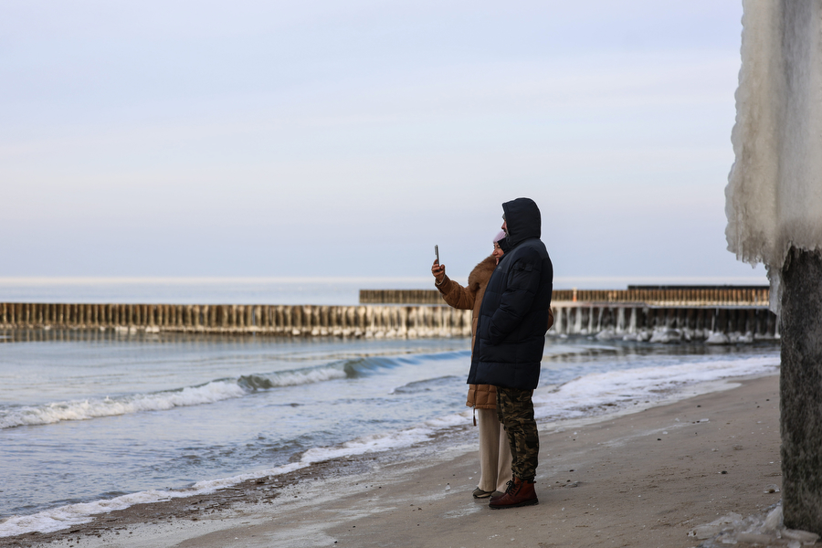 Мороз и море: как стихия украсила променад в Зеленоградске (фото)
