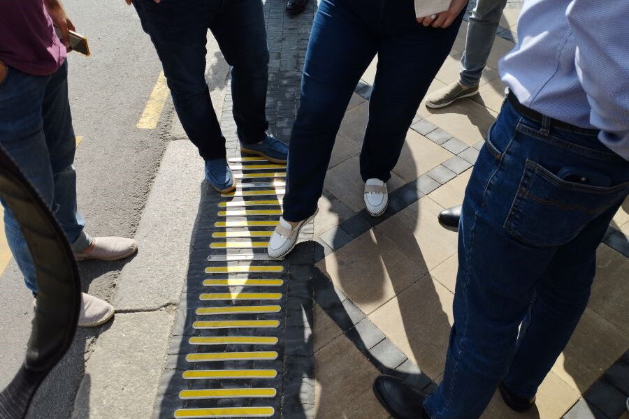 Калининград отказывается от эксперимента с тактильными полосами на тротуарах (фото)