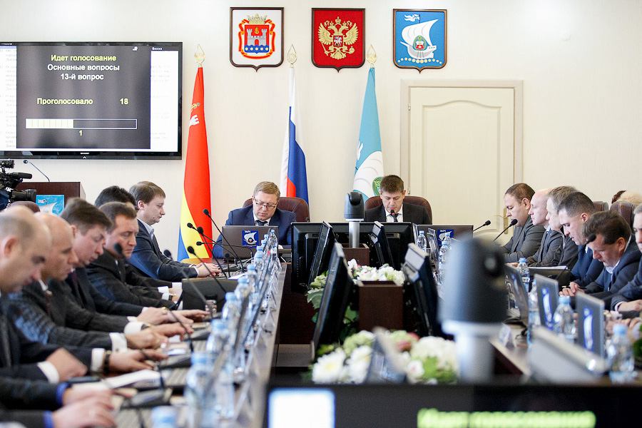 Миллионы, дома в Испании, «Бентли» и «Тесла»: горсовет обнародовал доходы