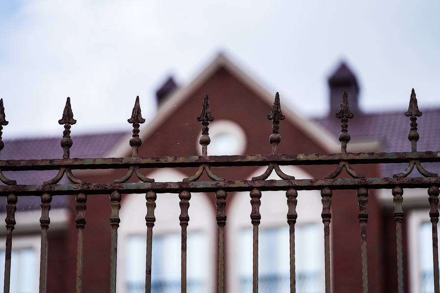 Ржавое настоящее: как выглядит променад рядом с госрезиденцией в Пионерском