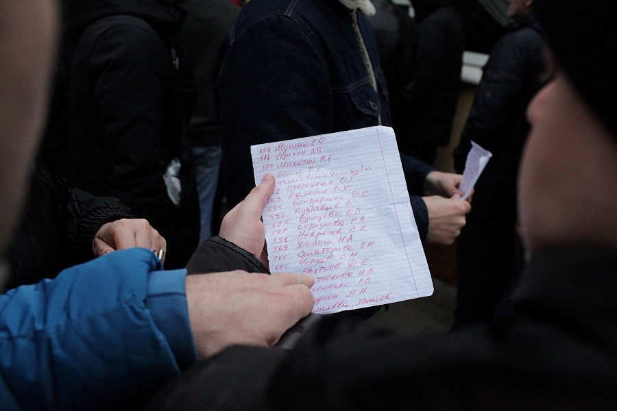 Чемпионат по очередям: что происходит перед наркодиспансером на Барнаульской