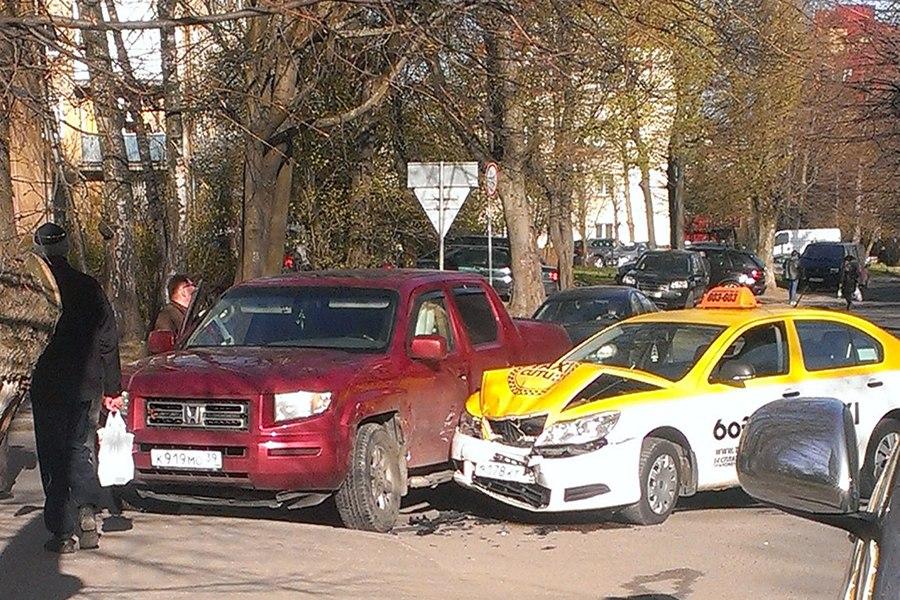 В Калининграде такси врезалось в «Хонду» (фото)