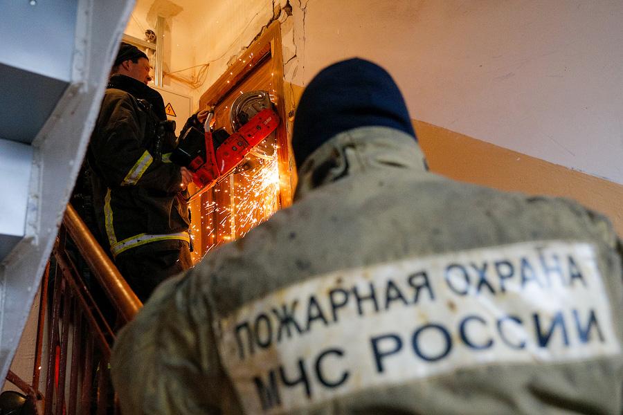 В центре Калининграда пожарные 20 минут взламывали дверь в притон (фото)